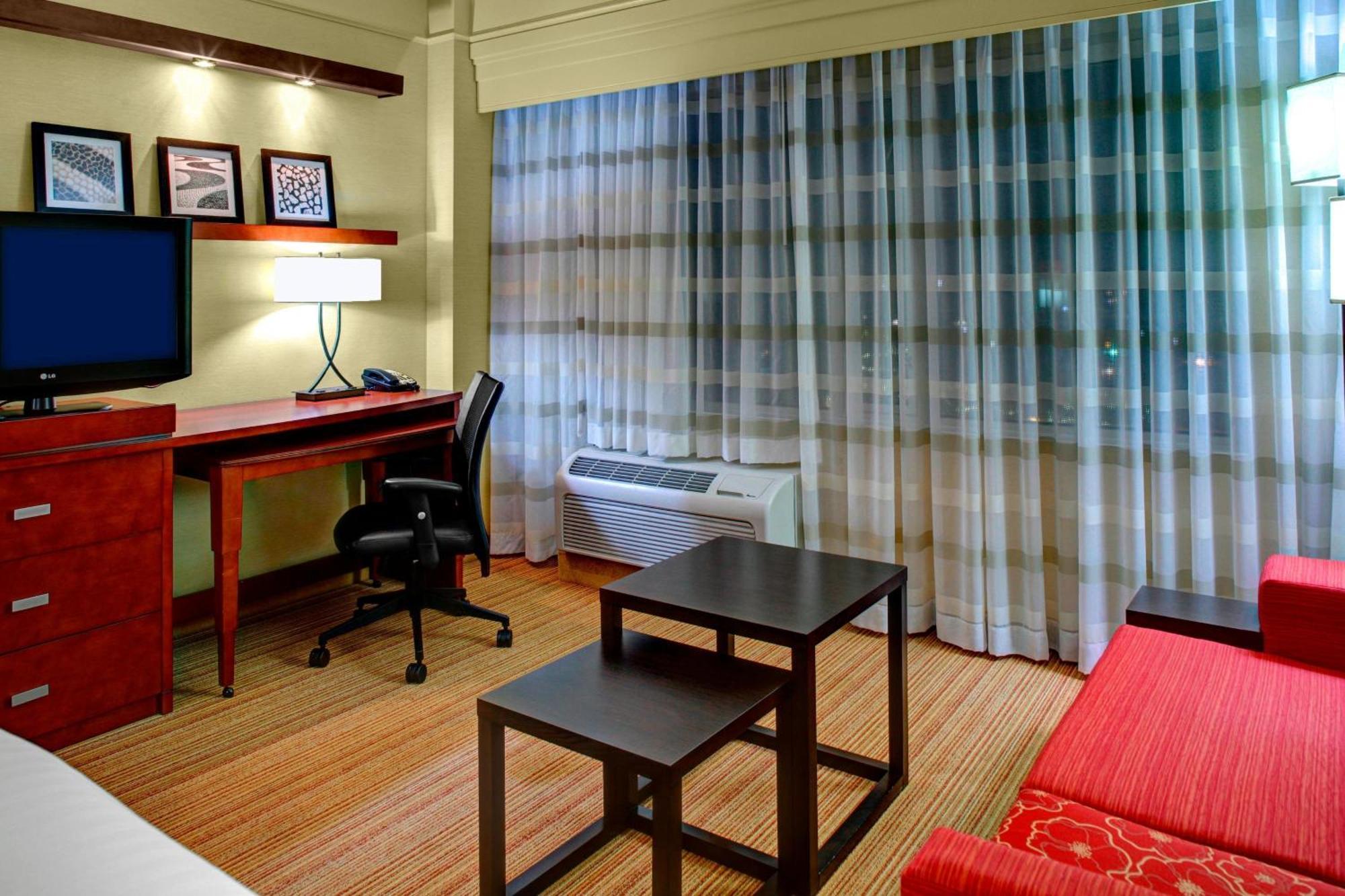 Courtyard By Marriott Downtown Hotel